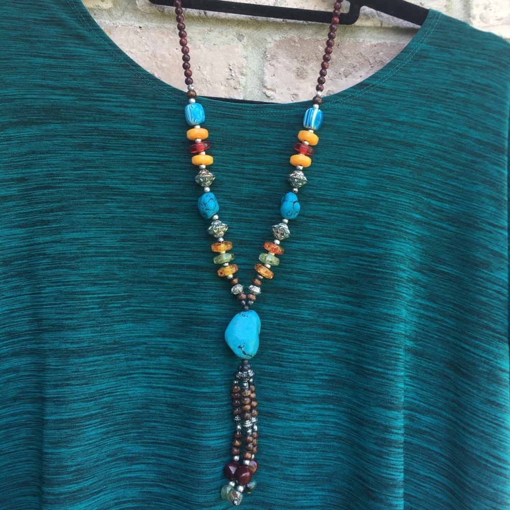 Women’s necklace with a turquoise look.